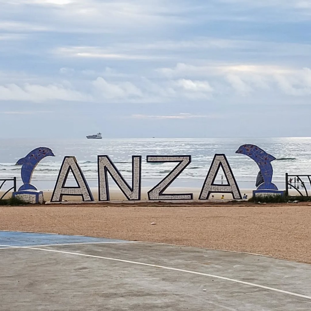 Monument emblématique ANZA en mosaïque sur la corniche d'Anza à Agadir, avec statues de dauphins et vue sur l'océan Atlantique