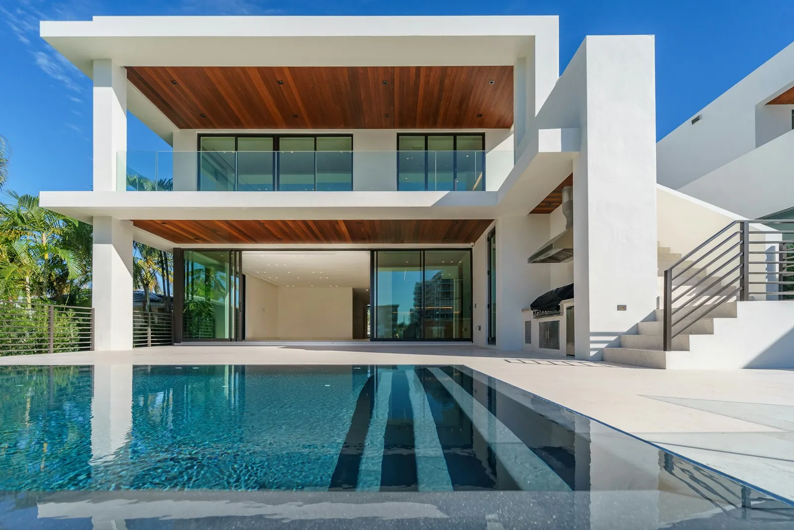 Villa contemporaine blanche avec piscine et grandes baies vitrées, projet d'achat immobilier financé à crédit au Maroc