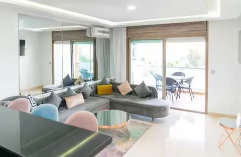 Salon blanc et gris ouvert sur terrasse, étapes pour acheter un appartement à Agadir en 2026