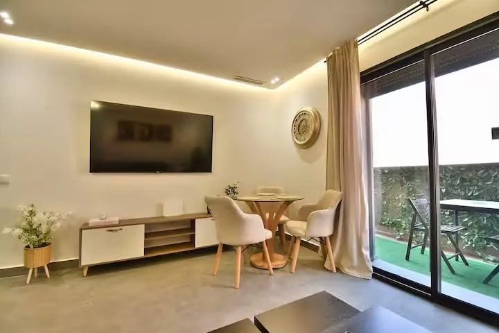Séjour ouvert avec meuble TV et coin repas, guide MRE pour acheter un appartement à Agadir en 2026