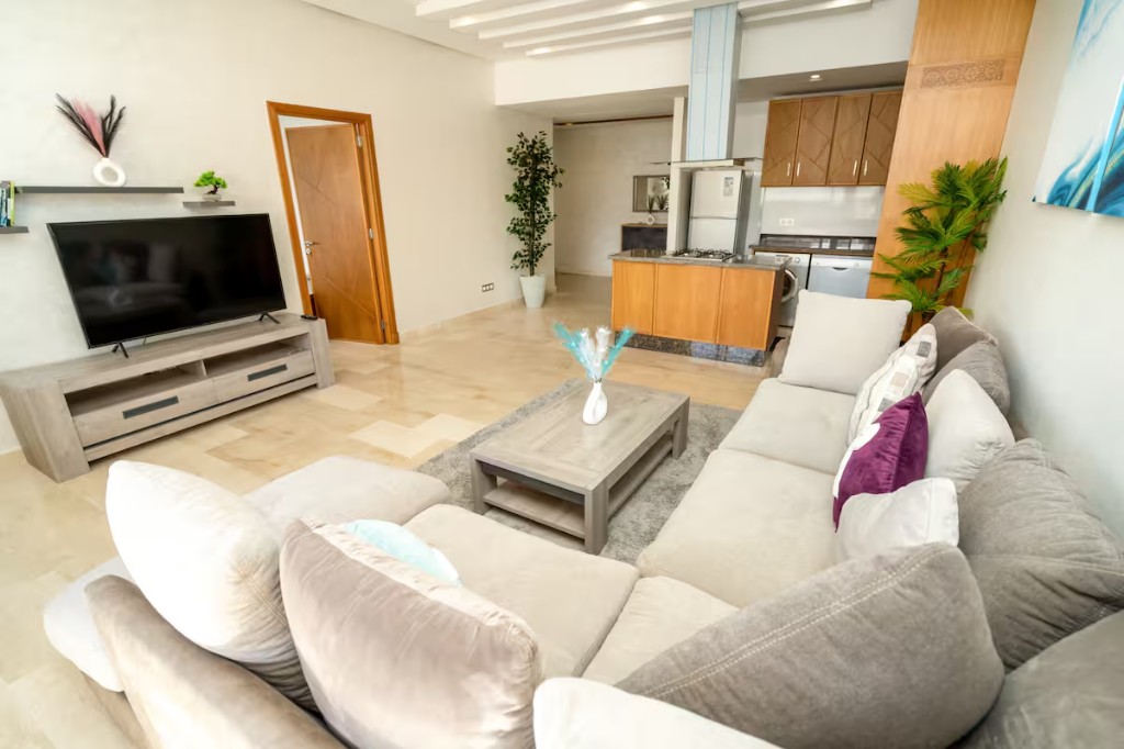 Salon contemporain après rénovation : baie vitrée et lumière naturelle — villa lisière d’Agadir, DARNÉO 2024