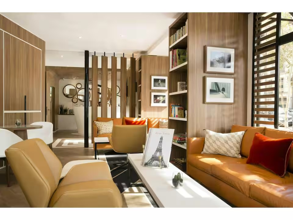 Salon rénové avec panneau bois vertical et miroirs — appartement T4 Anza, Agadir, DARNÉO