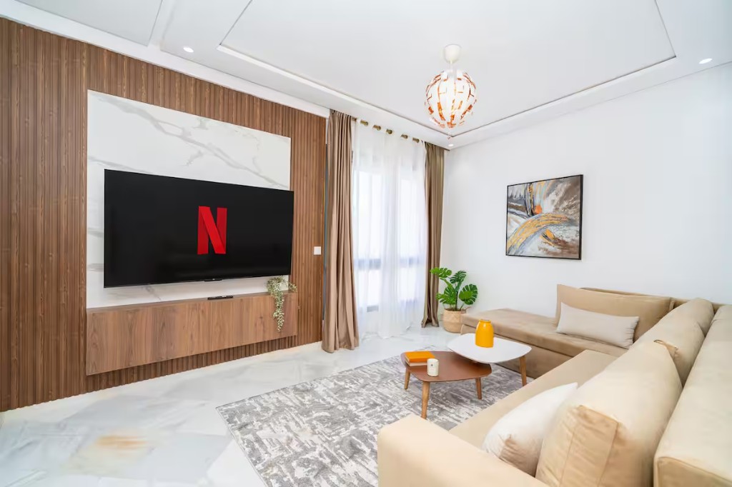 Séjour et meuble TV moderne — villa Agadir, DARNÉO