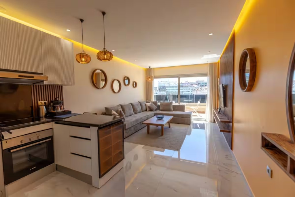 Rooftop terrasse avec pergola, vue mer et mobilier d’extérieur côte Agadir