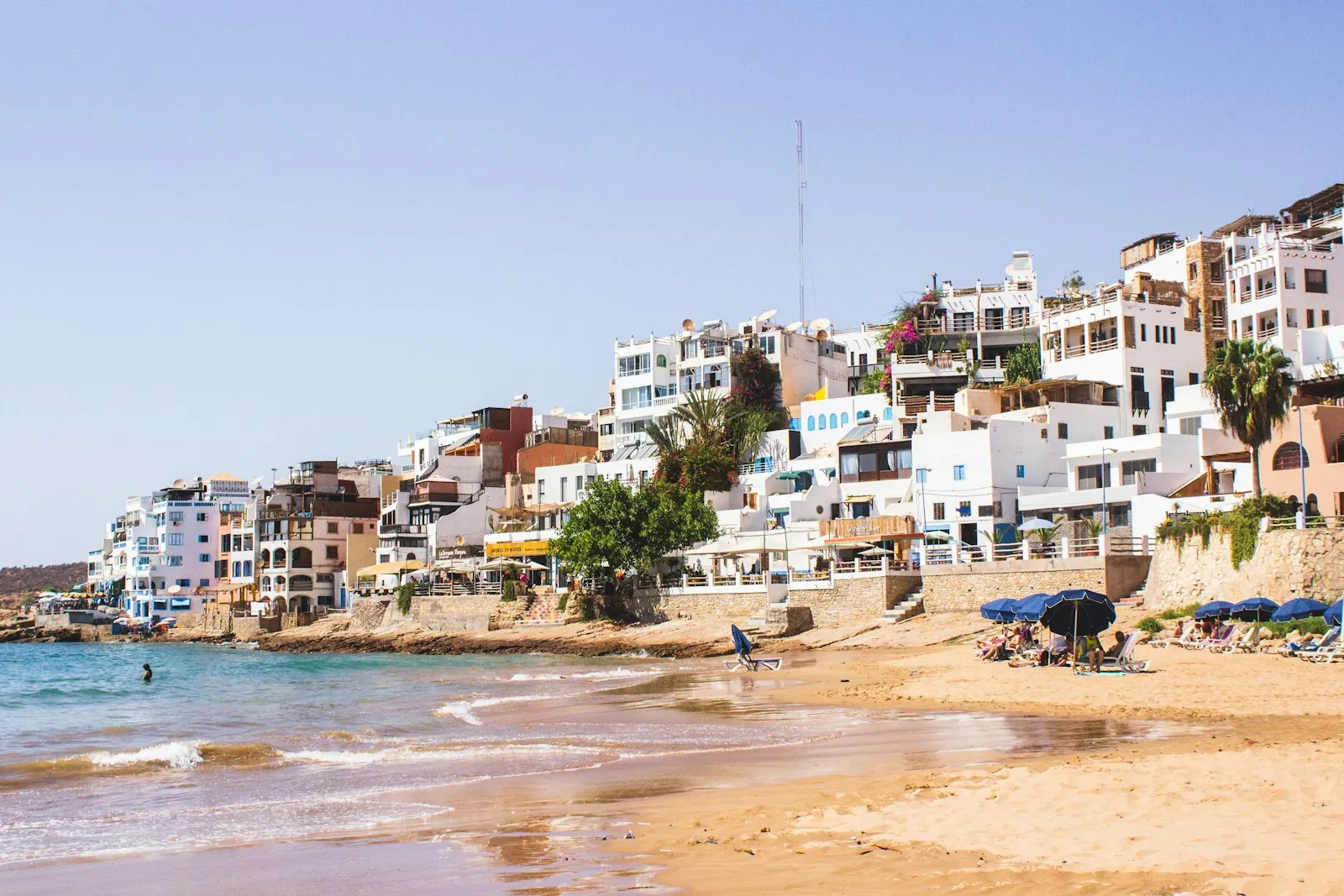 Plage et village de Taghazout sur la côte atlantique au nord d'Agadir, cadre de vie et immobilier, DARNÉO