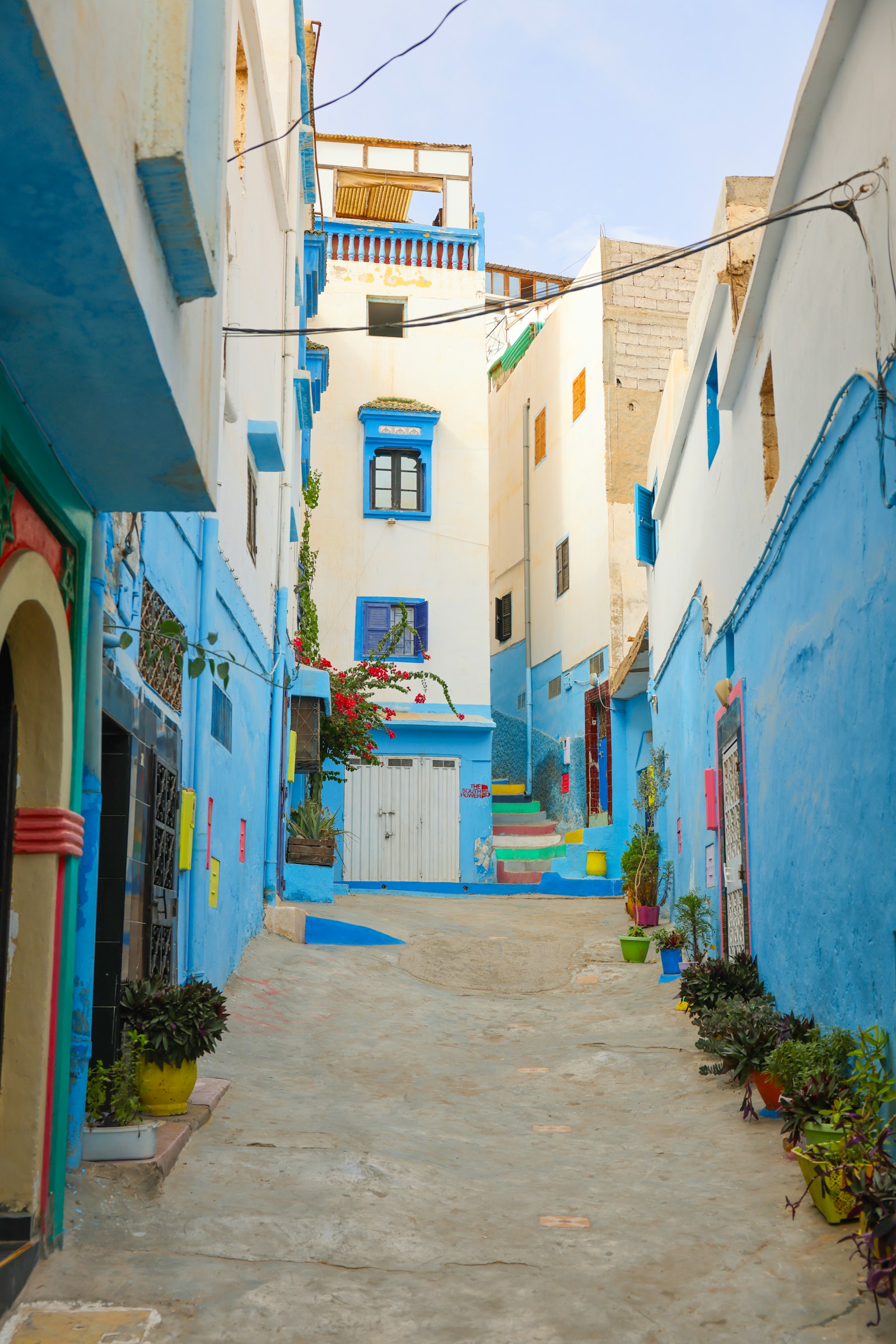 Ruelle bleue typique du village de Taghazout près d'Agadir, ambiance côtière et immobilier résidentiel, DARNÉO