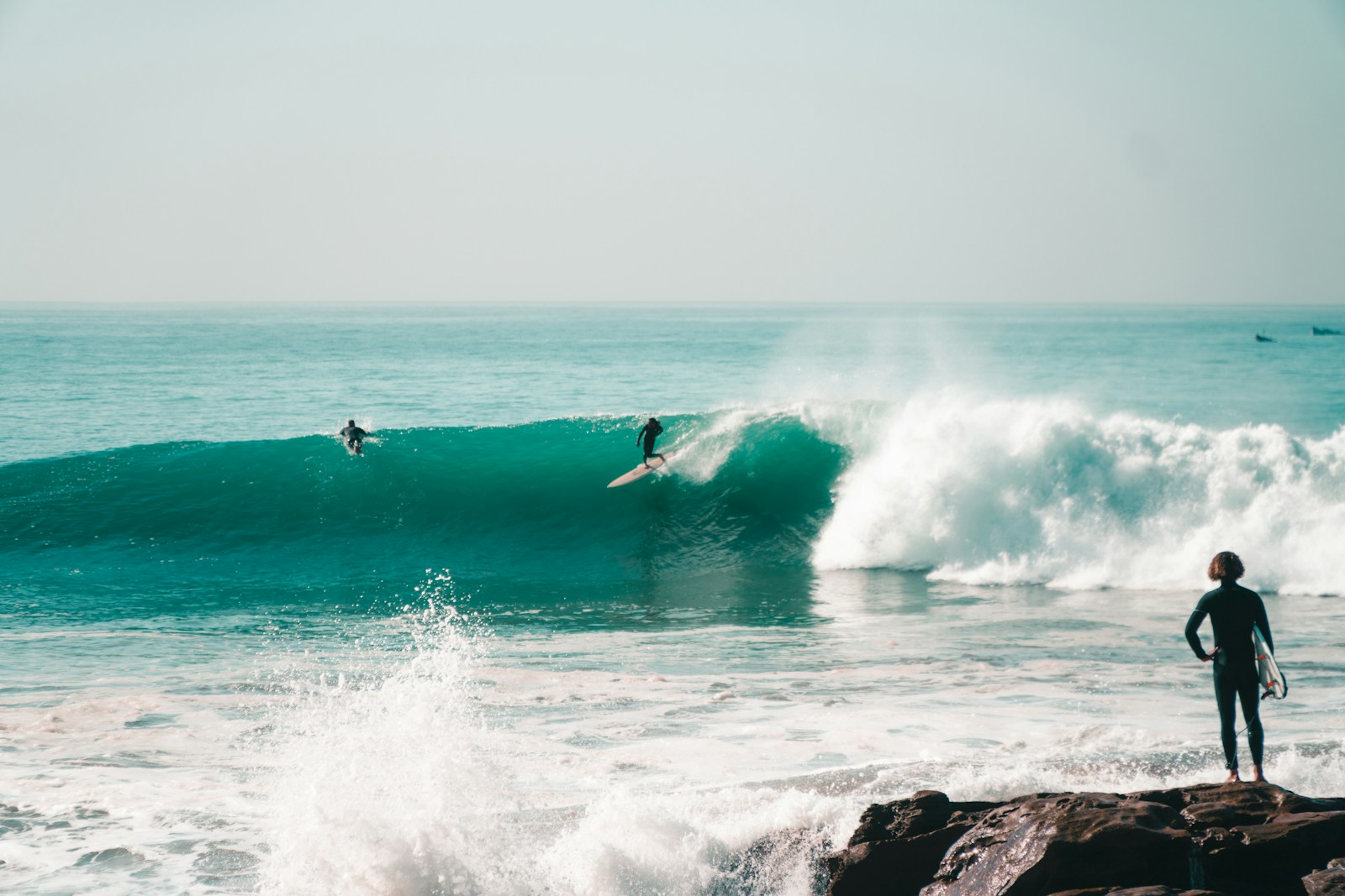 Surfeur sur les vagues d'Anchor Point à Taghazout, spot surf emblématique près d'Agadir, DARNÉO