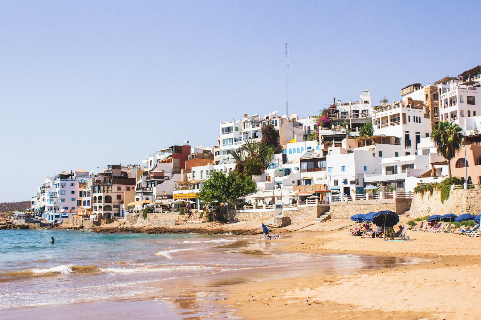 Village de Taghazout sur le littoral atlantique près d'Agadir, immobilier surf et investissement 2026, DARNÉO