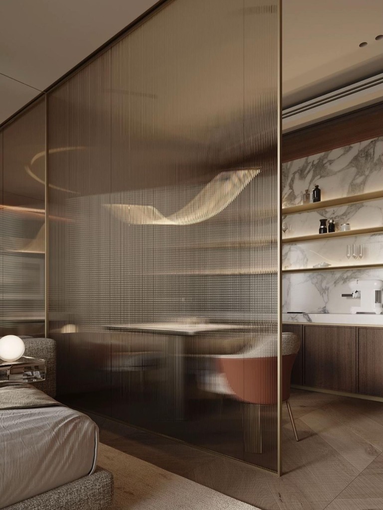 Cloison en verre cannelé bronze entre chambre et cuisine avec plan de travail marbre, séparation décorative intérieure