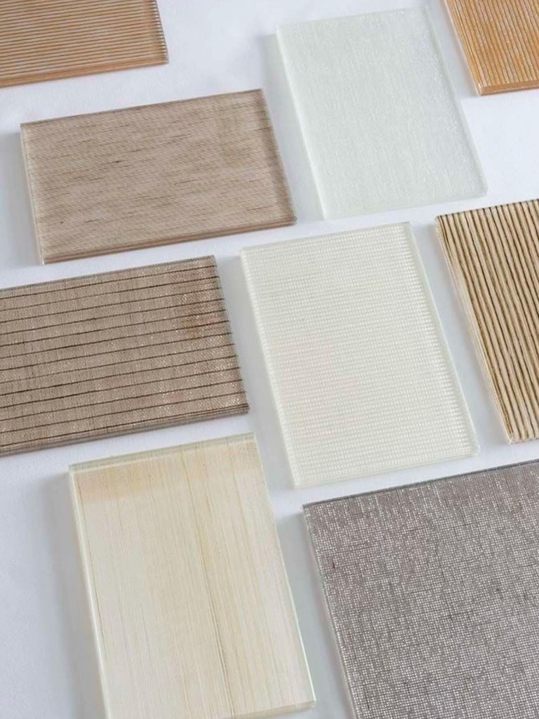 Planches d'échantillons verre feuilleté décoratif : trames tissées, lignes verticales et mailles métalliques en tons neutres